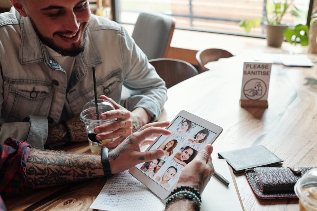 Showing girls profiles on dating site to friend